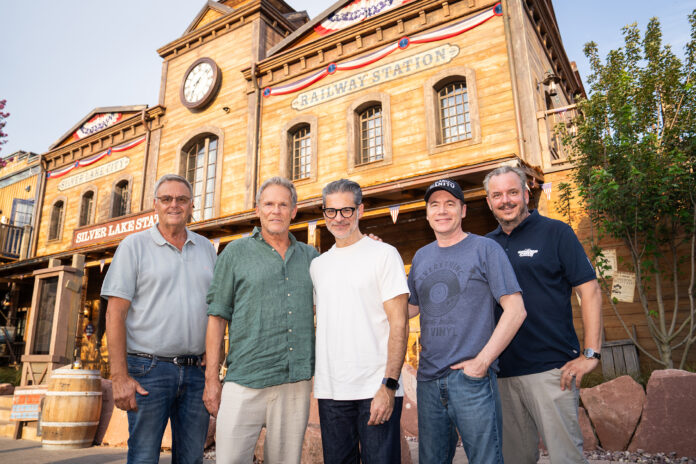 Foto: Europa-Park Roland Mack, Christian Tramitz, Rick Kavanian, Michael Bully Herbig und Michael Mack in der neuen Silver Lake City