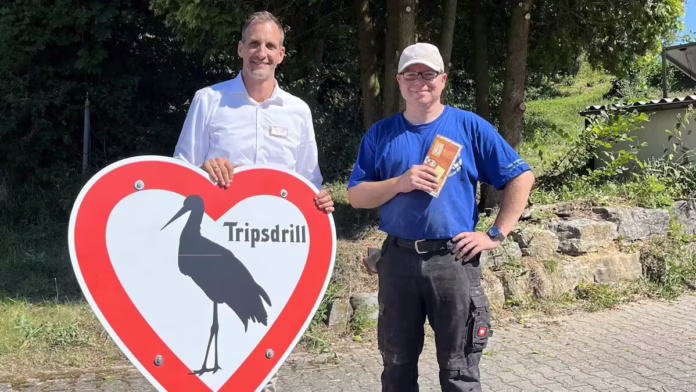Adrian Jost, Leiter Marketing in Tripsdrill (links), ist froh, dass das Schild nun wieder montiert werden kann. Der Finder darf sich über einen Jahrespass als Belohnung freuen. Foto: Freizeitpark Tripsdrill