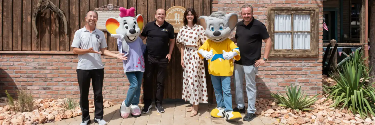 Pate DJ BoBo, Wolfram Kons, Miriam Mack und Michael Mack mit Ed & Edda vor dem Kinderhaus © Europa-Park Resort